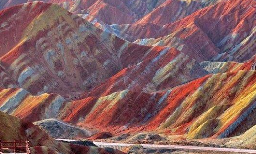 Keindahan Rainbow Mountain Vinicunca