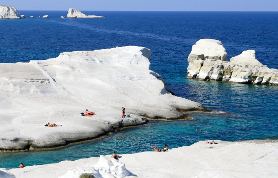 Keindahan Pantai Sarakiniko
