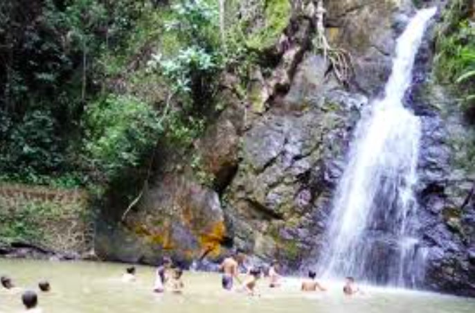 Air Terjun Lahundape Destinasi Favorit Keluarga