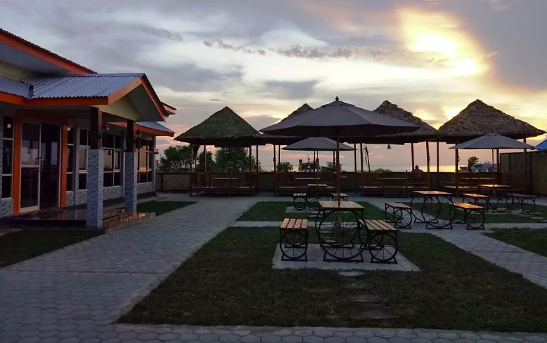Menikmati Sunset di Pantai Tarakan yang Memukau