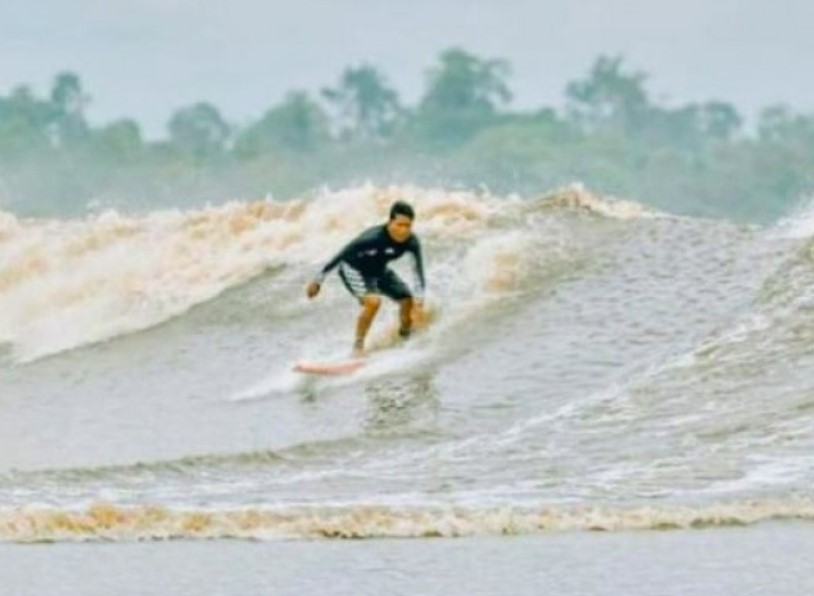 Ombak Bono Sungai Kampar Pikat Peselancar Diseluruh Dunia